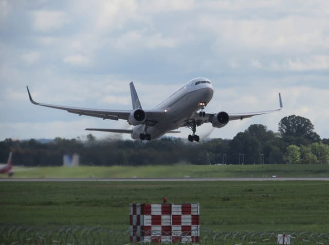 N654UA - Twin-engine aircraft