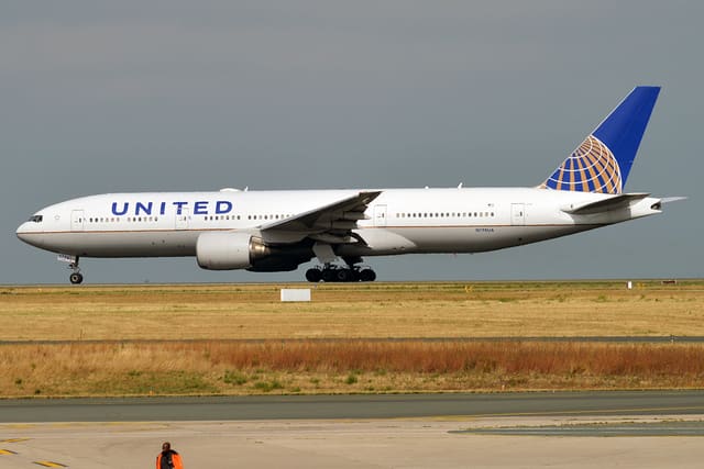 N798UA - Twin-engine aircraft