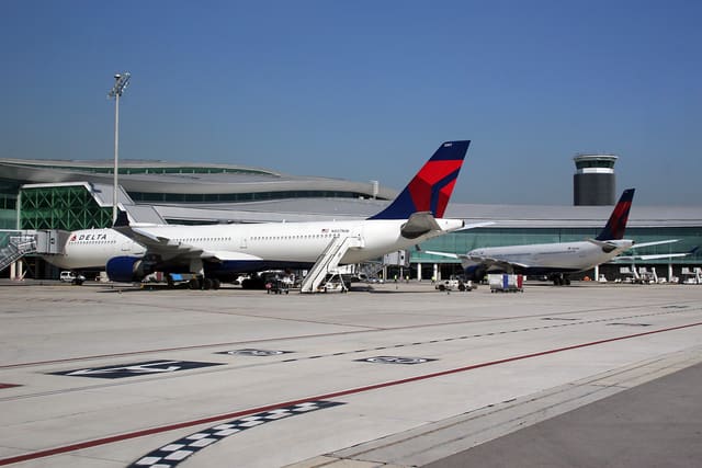 N807NW - Twin-engine aircraft