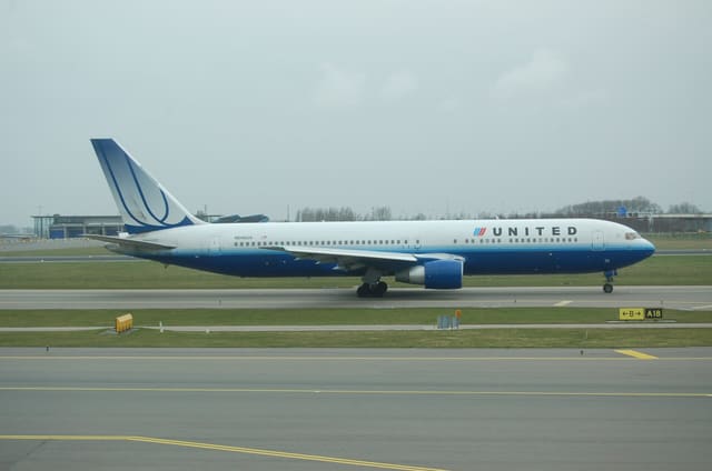 N646UA - Twin-engine aircraft