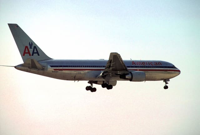 N320AA - Twin-engine aircraft