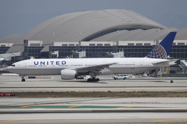 N783UA - Twin-engine aircraft