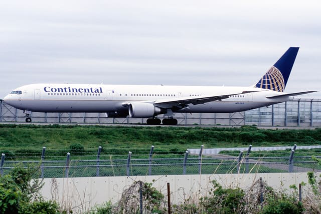 N76065 - Twin-engine aircraft