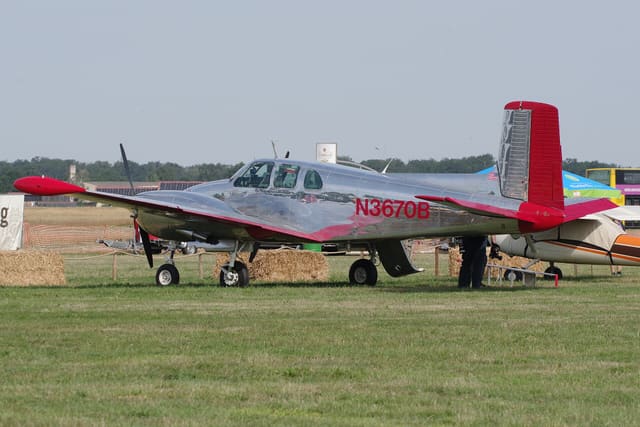 N3670B - Twin-engine aircraft