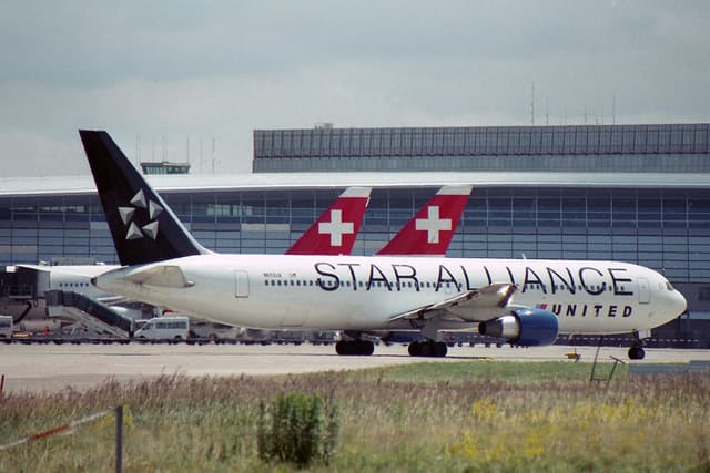 N653UA - Twin-engine aircraft