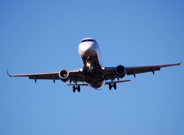 N128HQ - Twin-engine aircraft