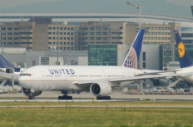 N773UA - Twin-engine aircraft