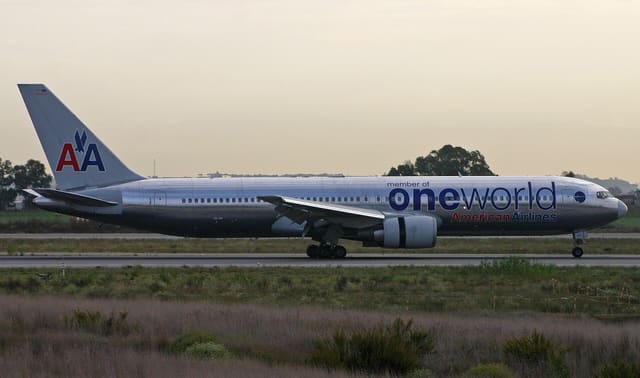 N395AN - Twin-engine aircraft