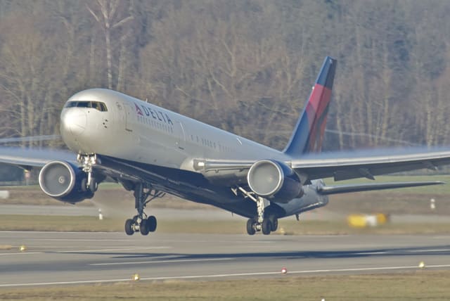 N155DL - Twin-engine aircraft