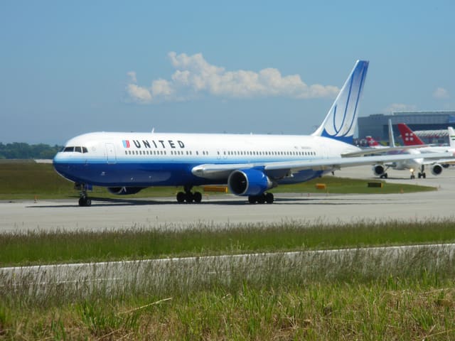 N659UA - Twin-engine aircraft
