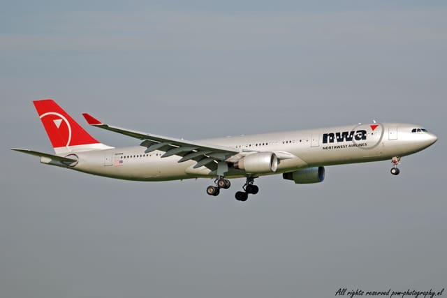 N818NW - Twin-engine aircraft