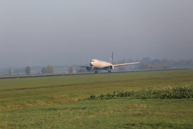 N646UA - Twin-engine aircraft