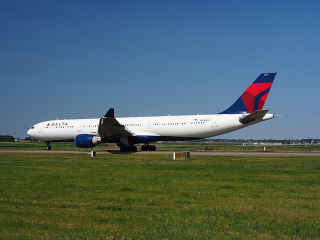 N816NW - Twin-engine aircraft