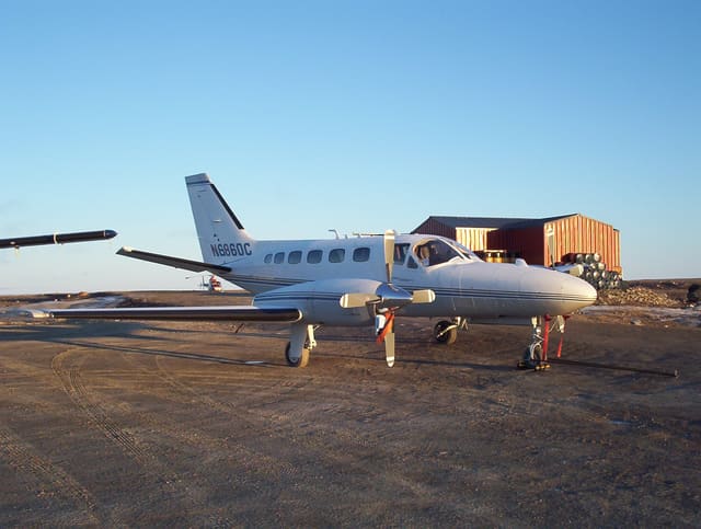 N6860C - Twin-engine aircraft