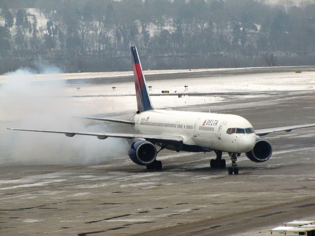 N647DL - Twin-engine aircraft