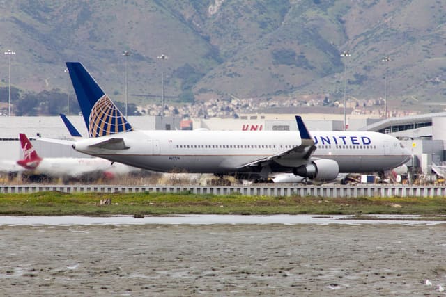 N677UA - Twin-engine aircraft