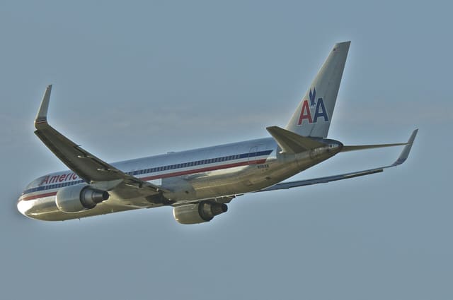 N381AN - Twin-engine aircraft
