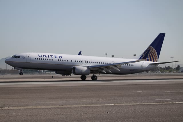 N37471 - Twin-engine aircraft