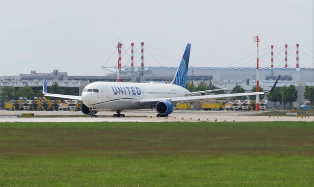 N648UA - Twin-engine aircraft