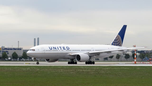N793UA - Twin-engine aircraft