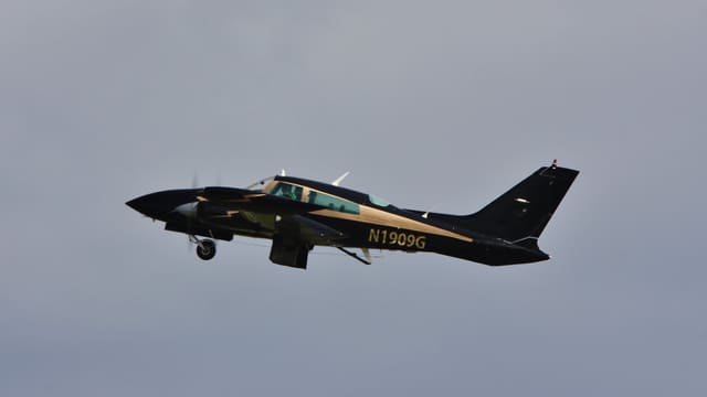 N1909G - Twin-engine aircraft