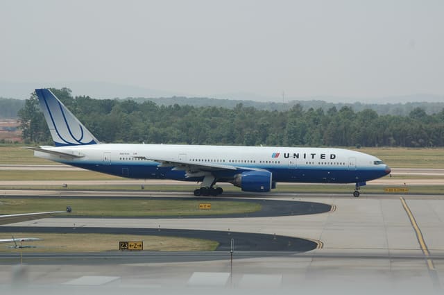 N221UA - Twin-engine aircraft