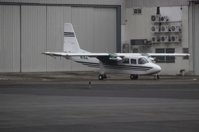 N76JL - Twin-engine aircraft