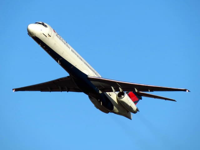 N905DE - Twin-engine aircraft