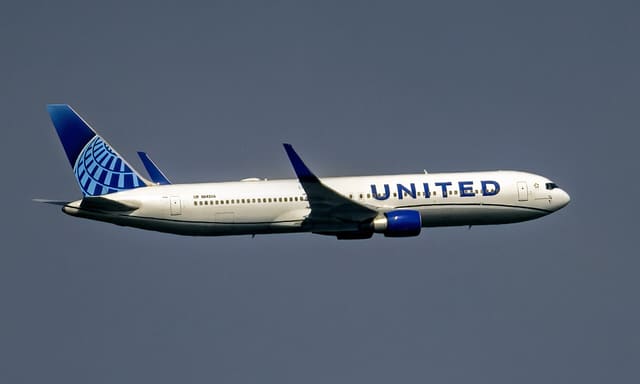 N642UA - Twin-engine aircraft