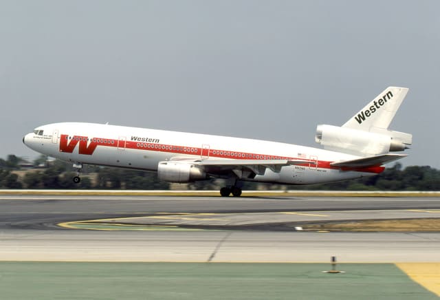 N913WA - Douglas
