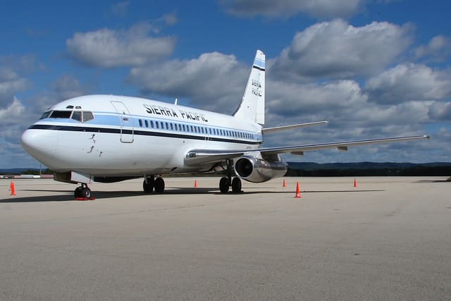 N712S - Twin-engine aircraft