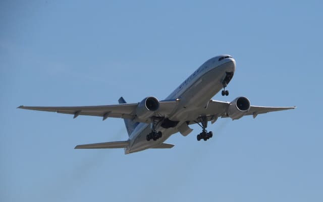 N784UA - Twin-engine aircraft