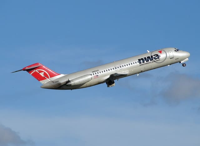 N8932E - Twin-engine aircraft