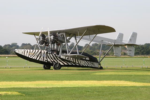 N28V - Twin-engine aircraft