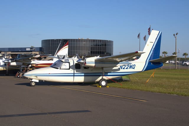 N22MQ - Twin-engine aircraft