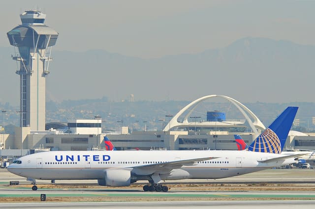 N792UA - Twin-engine aircraft