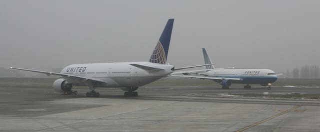 N773UA - Twin-engine aircraft