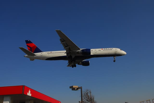 N652DL - Twin-engine aircraft