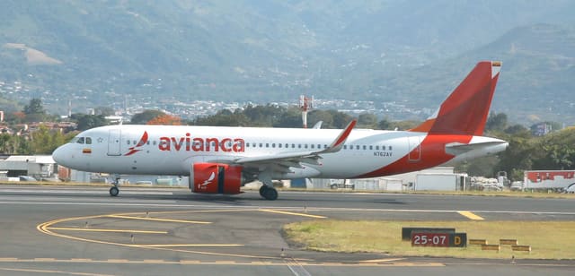 N762AV - Airbus