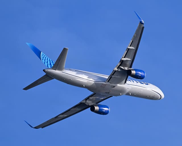 N34137 - Twin-engine aircraft