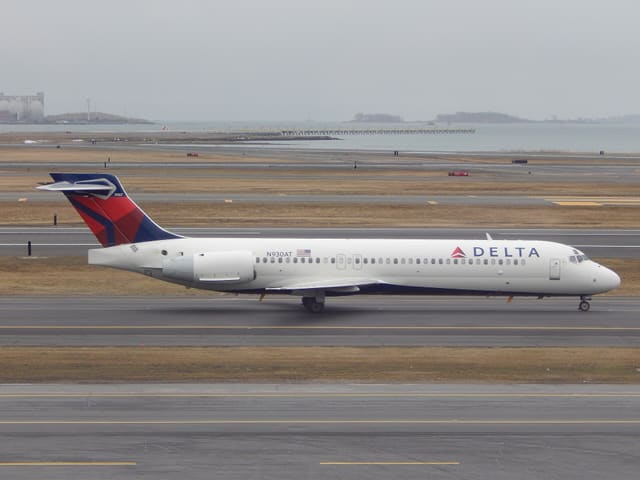N930AT - Douglas