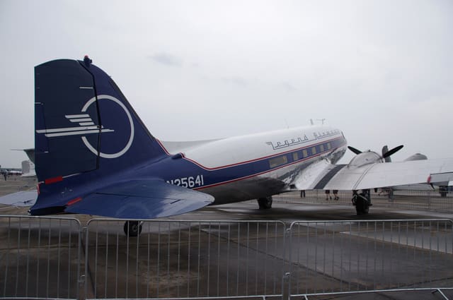 N25641 - Twin-engine aircraft