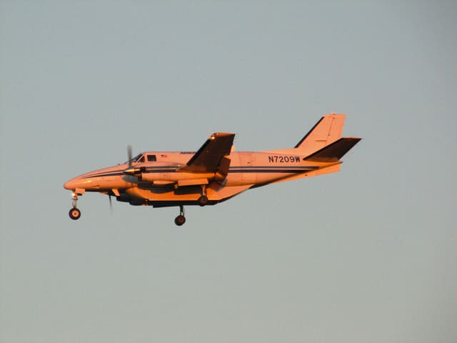 N7209W - Twin-engine aircraft