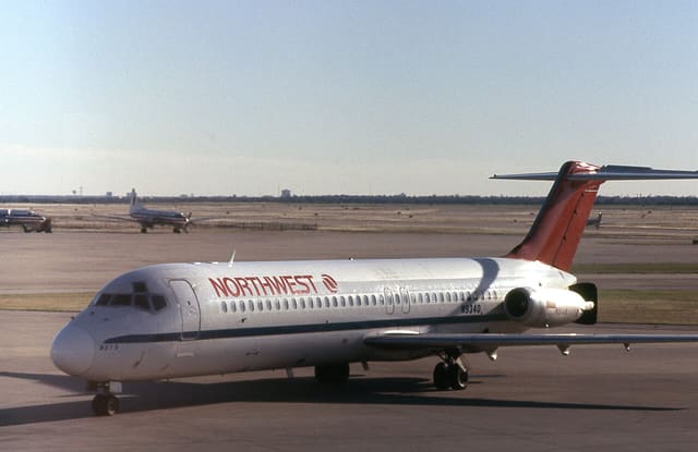 N9340 - Twin-engine aircraft