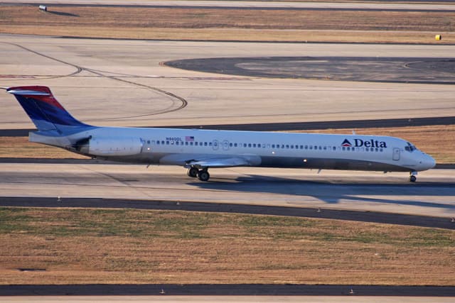 N940DL - Twin-engine aircraft