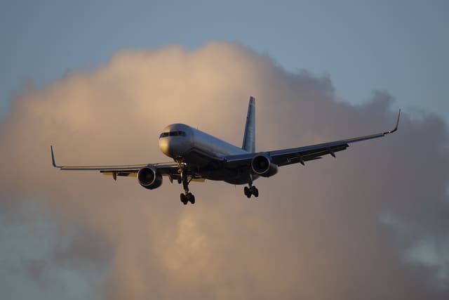 N940UW - Twin-engine aircraft