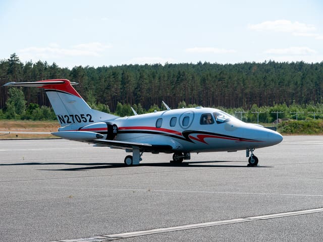 N27052 - Business jet