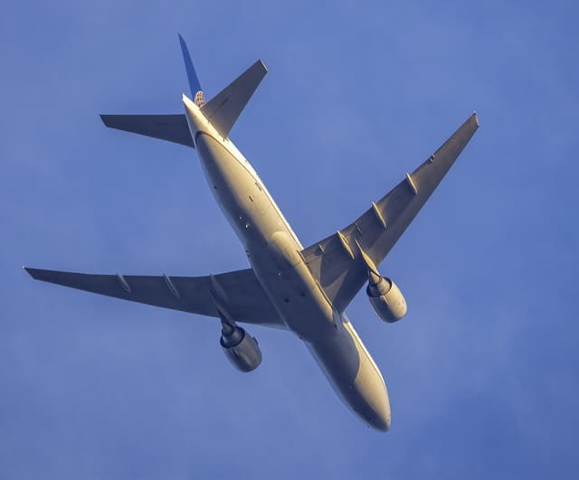 N27015 - Twin-engine aircraft