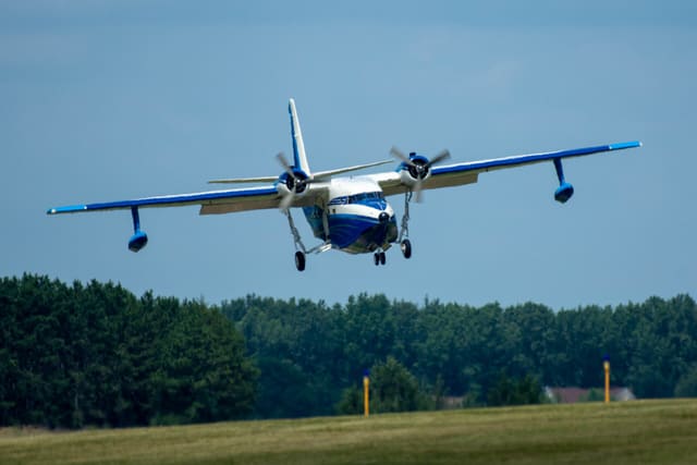 N98TP - Twin-engine aircraft