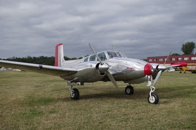 N3670B - Twin-engine aircraft